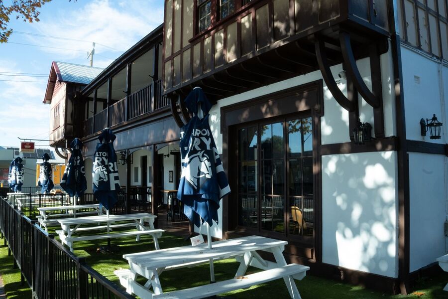 Beer garden and outdoor dining - The Border Inn Bacchus Marsh